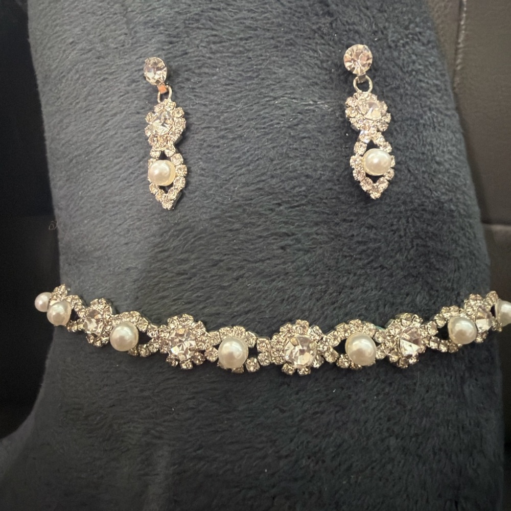 Elegant Silver and Pearl chocker and Drop Earrings